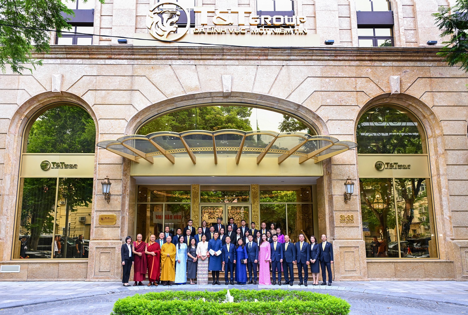 Quốc vương Bhutan cùng Hoàng hậu và đoàn đại biểu cấp cao Bhutan chụp ảnh lưu niệm cùng lãnh đạo Tập đoàn T&T Group và Ngân hàng SHB