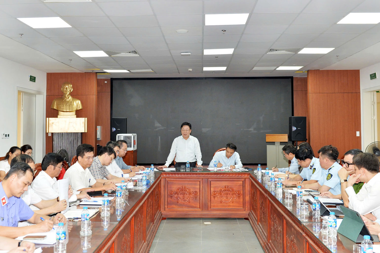 Ph&oacute; Chủ tịch HĐND th&agrave;nh phố Nguyễn Khắc Toản ph&aacute;t biểu tại cuộc l&agrave;m việc.