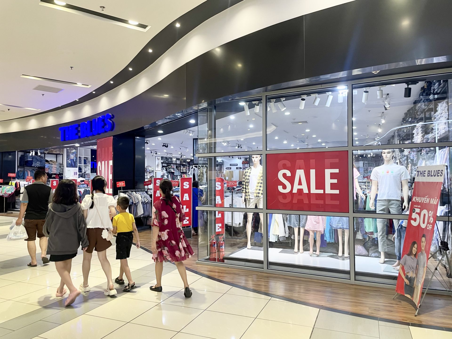 TP. HCM: Hàng hóa dồi dào, tràn ngập sắc ‘sale’ đỏ tại siêu thị, trung tâm thương mại