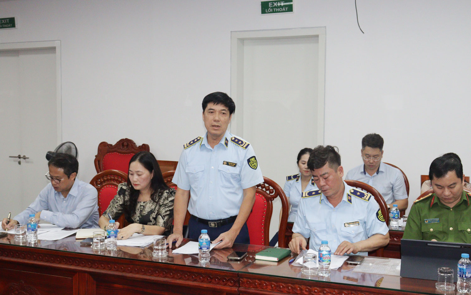 L&atilde;nh đạo Chi cục Quản l&yacute; thị trường th&agrave;nh phố b&aacute;o c&aacute;o tại cuộc l&agrave;m việc.