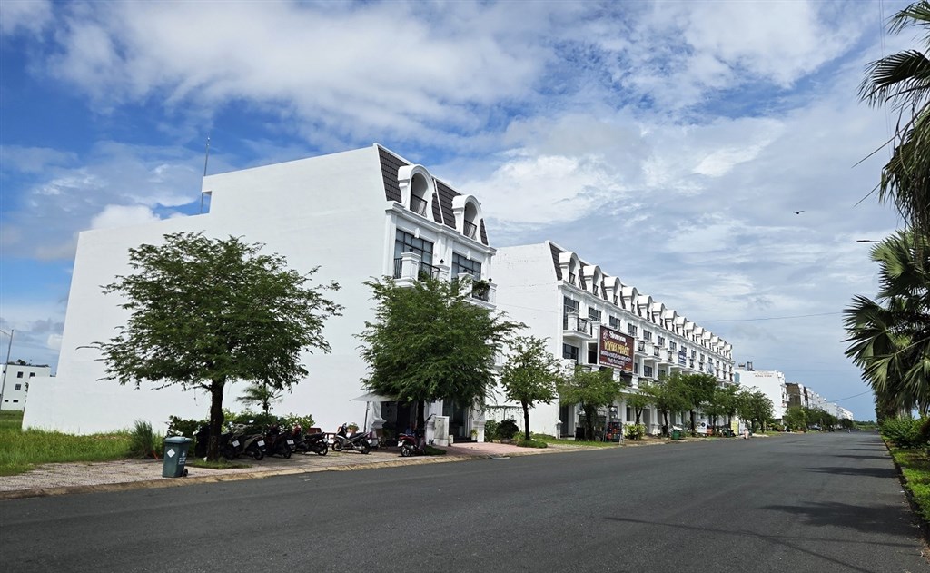 Làm tốt công tác tuyên truyền, phổ biến chính sách pháp luật về thuế của các hộ, cá nhân cho thuê nhà, văn phòng. Làm tốt công tác tuyên truyền, phổ biến chính sách pháp luật về thuế của các hộ, cá nhân cho thuê nhà, văn phòng.