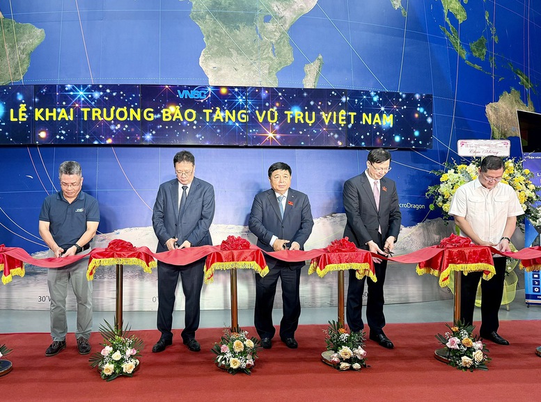 Phó Thủ tướng Nguyễn Chí Dũng dự lễ khai trương Bảo tàng Vũ trụ Việt Nam