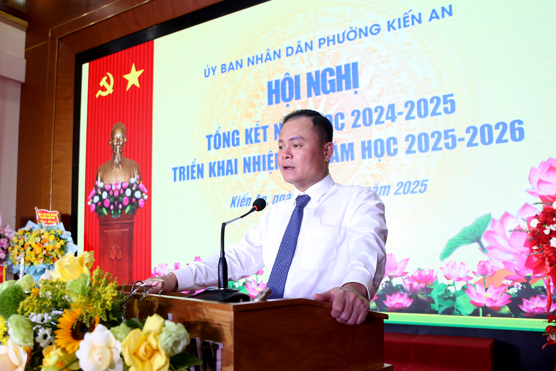 Chủ tịch UBND phường Nguyễn Phong Doanh phát biểu kết luận Hội nghị.