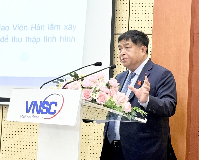 Phó Thủ tướng bày tỏ sự ấn tượng, khâm phục và tự hào đối với những nỗ lực của Trung tâm Vũ trụ Việt Nam, Viện Hàn lâm Khoa học và Công nghệ Việt Nam, đồng thời đánh giá cao những trải nghiệm đặc sắc, thú vị mà Bảo tàng đã tạo dựng được - Ảnh: VGP/Thu Sa