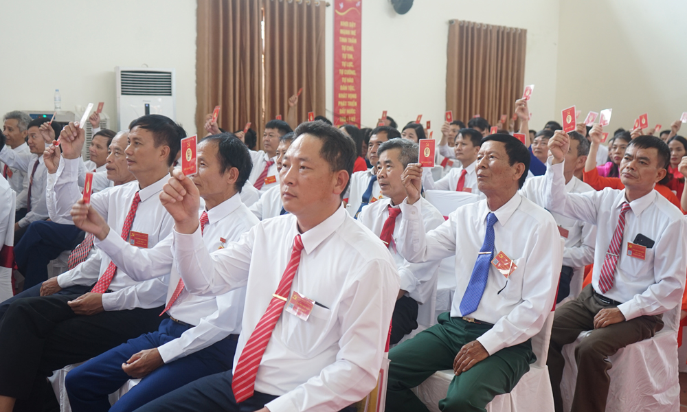 Các đại biểu biểu quyết thông qua Nghị quyết Đại hội Các đại biểu biểu quyết thông qua Nghị quyết Đại hội