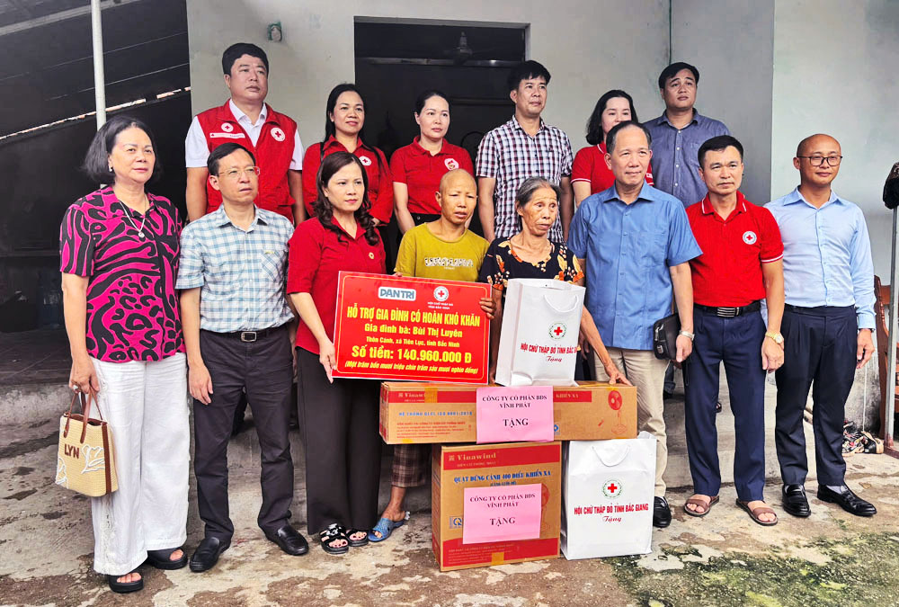 Các đại biểu trao hỗ trợ hơn 140 triệu đồng cho gia đình chị Bùi Thị Luyên. Các đại biểu trao hỗ trợ hơn 140 triệu đồng cho gia đình chị Bùi Thị Luyên.