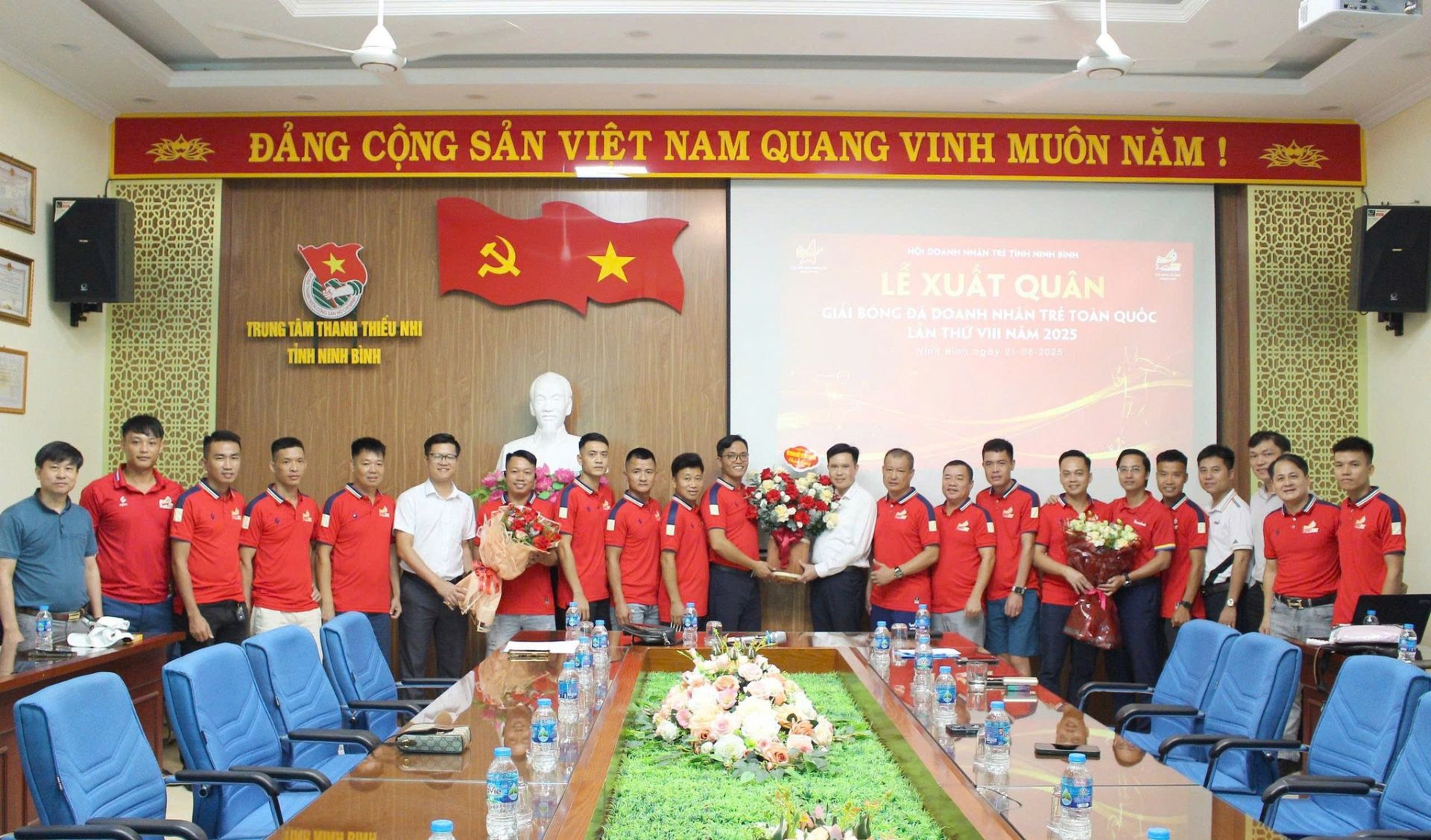 CLB Bóng đá Doanh nhân trẻ Ninh Bình chính thức xuất quân dự Giải toàn quốc lần VIII CLB Bóng đá Doanh nhân trẻ Ninh Bình chính thức xuất quân dự Giải toàn quốc lần VIII