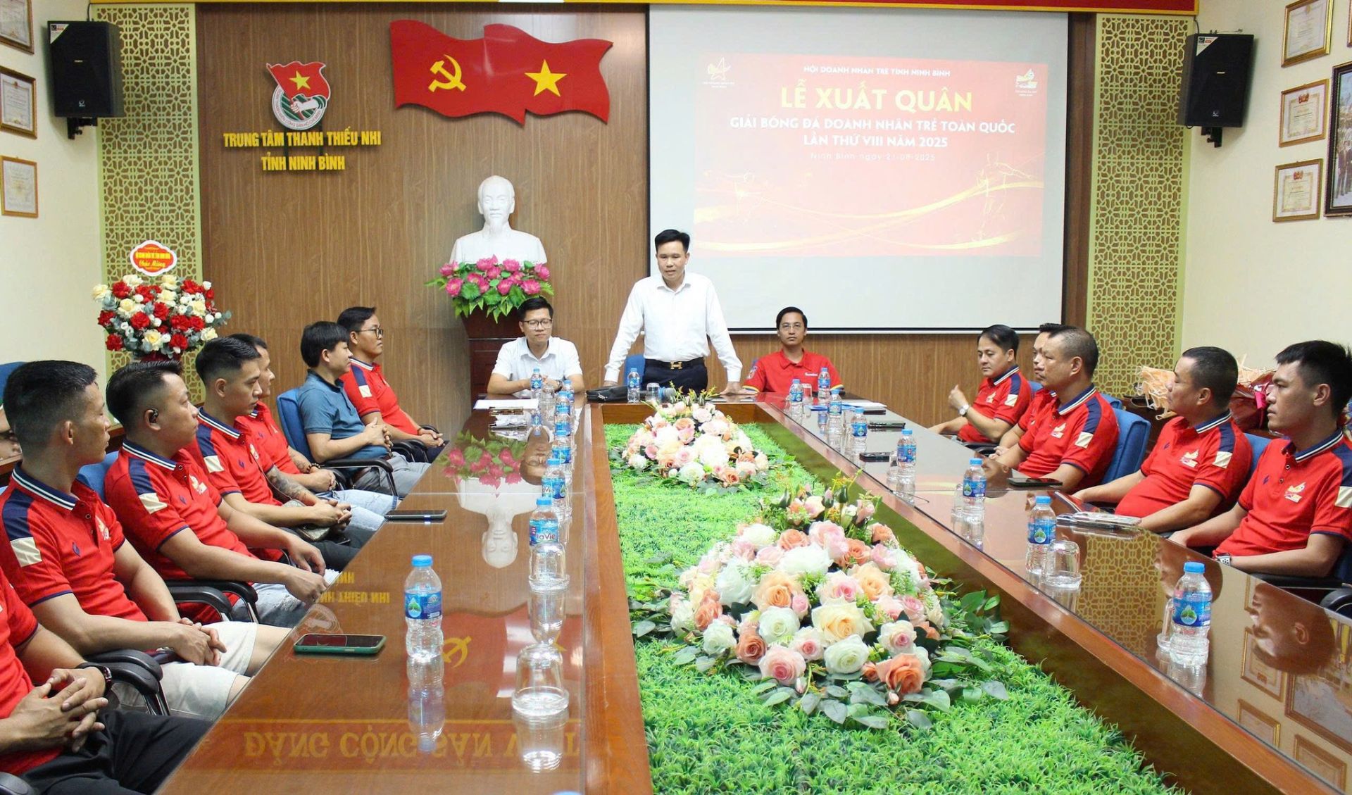 Buổi lễ xuất quân có sự tham dự và động viên của anh Vũ Trần Tùng Anh – Phó Bí thư Tỉnh đoàn, Phó Chủ tịch Thường trực Hội Liên hiệp Thanh niên Việt Nam tỉnh; anh Nguyễn Đức Cường – Ủy viên Đoàn Chủ tịch Hội Doanh nhân trẻ Việt Nam, Chủ tịch Hội Doanh nhân trẻ tỉnh Ninh Bình, cùng lãnh đạo Hội Doanh nhân trẻ tỉnh và đông đảo hội viên Buổi lễ xuất quân có sự tham dự và động viên của anh Vũ Trần Tùng Anh – Phó Bí thư Tỉnh đoàn, Phó Chủ tịch Thường trực Hội Liên hiệp Thanh niên Việt Nam tỉnh; anh Nguyễn Đức Cường – Ủy viên Đoàn Chủ tịch Hội Doanh nhân trẻ Việt Nam, Chủ tịch Hội Doanh nhân trẻ tỉnh Ninh Bình, cùng lãnh đạo Hội Doanh nhân trẻ tỉnh và đông đảo hội viên