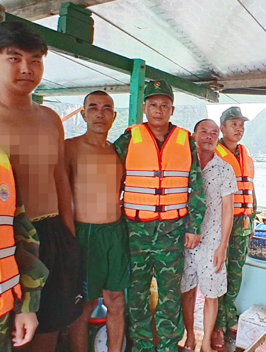 Cán bộ Đồn Biên phòng cửa khẩu cảng Hòn Gai động viên các ngư dân gặp nạn.