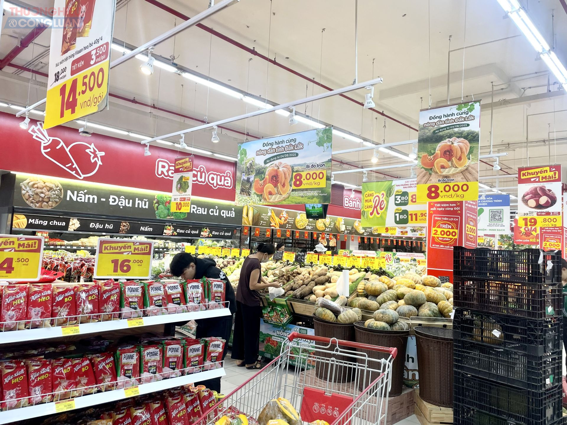 Không gian thực phẩm thịt cá, rau củ, trái cây… thu hút người dân lựa chọn và mua sắm