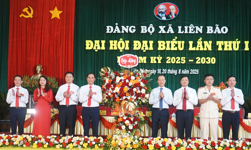 Các đồng chí lãnh đạo tỉnh chúc mừng Đại hội Các đồng chí lãnh đạo tỉnh chúc mừng Đại hội