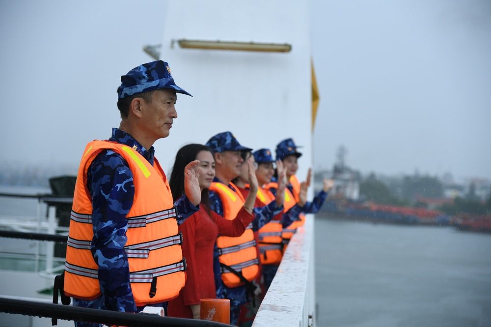 Đoàn công tác chào cảng