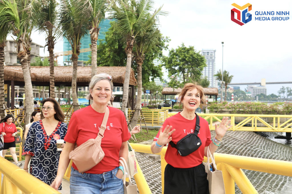 Du khách quốc tế hào hứng chuẩn bị tham quan Vịnh Hạ Long. Du khách quốc tế hào hứng chuẩn bị tham quan Vịnh Hạ Long.