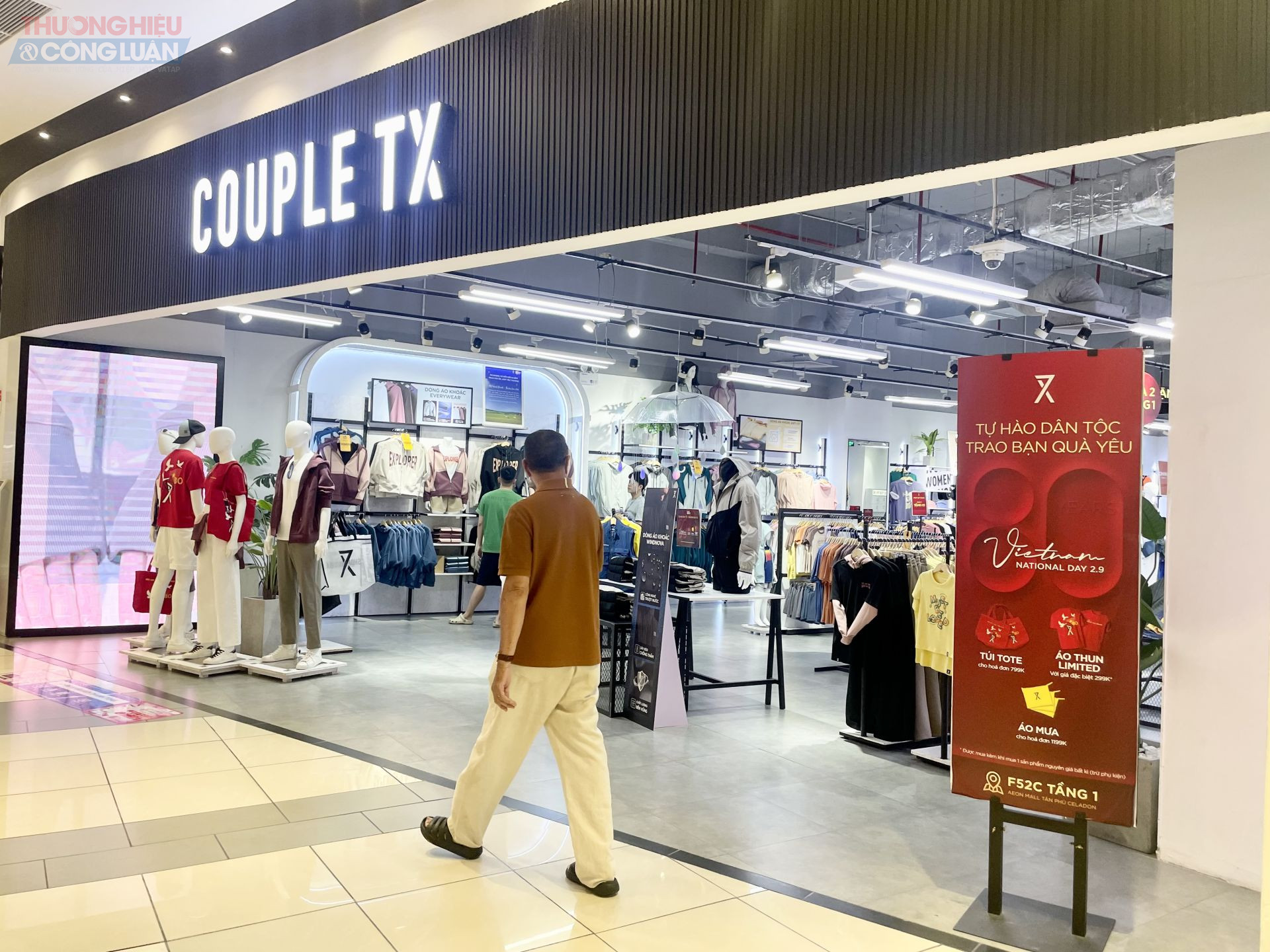 Sắc đổ sale thu hút người dân tham quan, mưa sắm