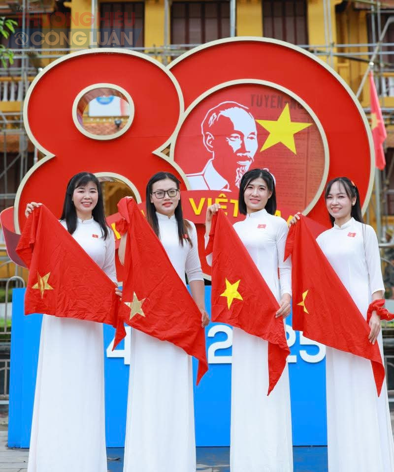 Chị Trang cùng với bạn đồng niên check-in với lá cờ đỏ sao vàng