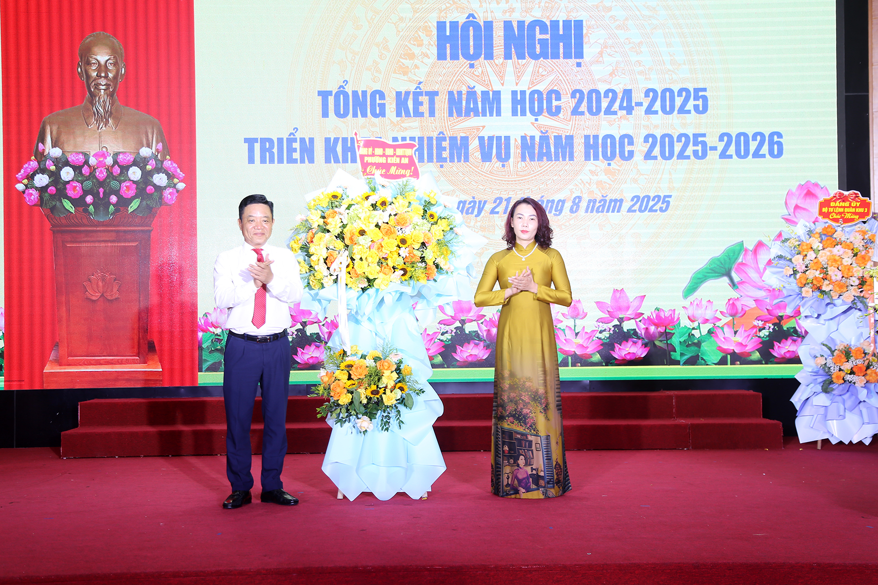 Lãnh đạo phường Kiến An tặng hoa chúc mừng Hội nghị