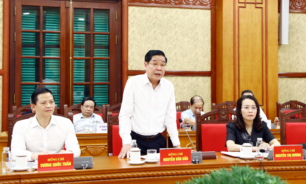 Đồng chí Nguyễn Văn Gấu, Ủy viên Trung ương Đảng, Bí thư Tỉnh ủy Bắc Ninh báo cáo nội dung dự thảo các văn kiện tại buổi làm việc.