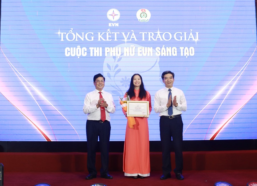 Phó Bí thư Đảng ủy EVN Nguyễn Hữu Tuấn và Phó Tổng giám đốc EVN Võ Quang Lâm trao Giải Đặc biệt cuộc thi “Phụ nữ EVN sáng tạo” cho đại diện nhóm tác giả của Công ty Điện lực Gia Lai Phó Bí thư Đảng ủy EVN Nguyễn Hữu Tuấn và Phó Tổng giám đốc EVN Võ Quang Lâm trao Giải Đặc biệt cuộc thi “Phụ nữ EVN sáng tạo” cho đại diện nhóm tác giả của Công ty Điện lực Gia Lai