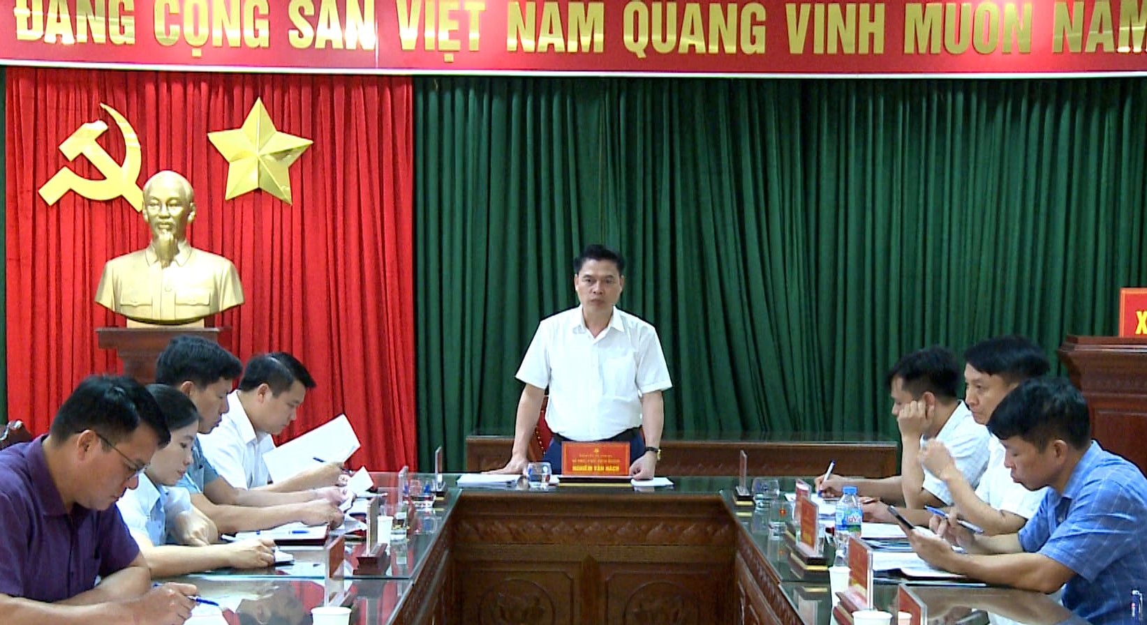 Bí thư Đảng ủy xã Tam Đa Nghiêm Văn Hách chủ hội nghị.