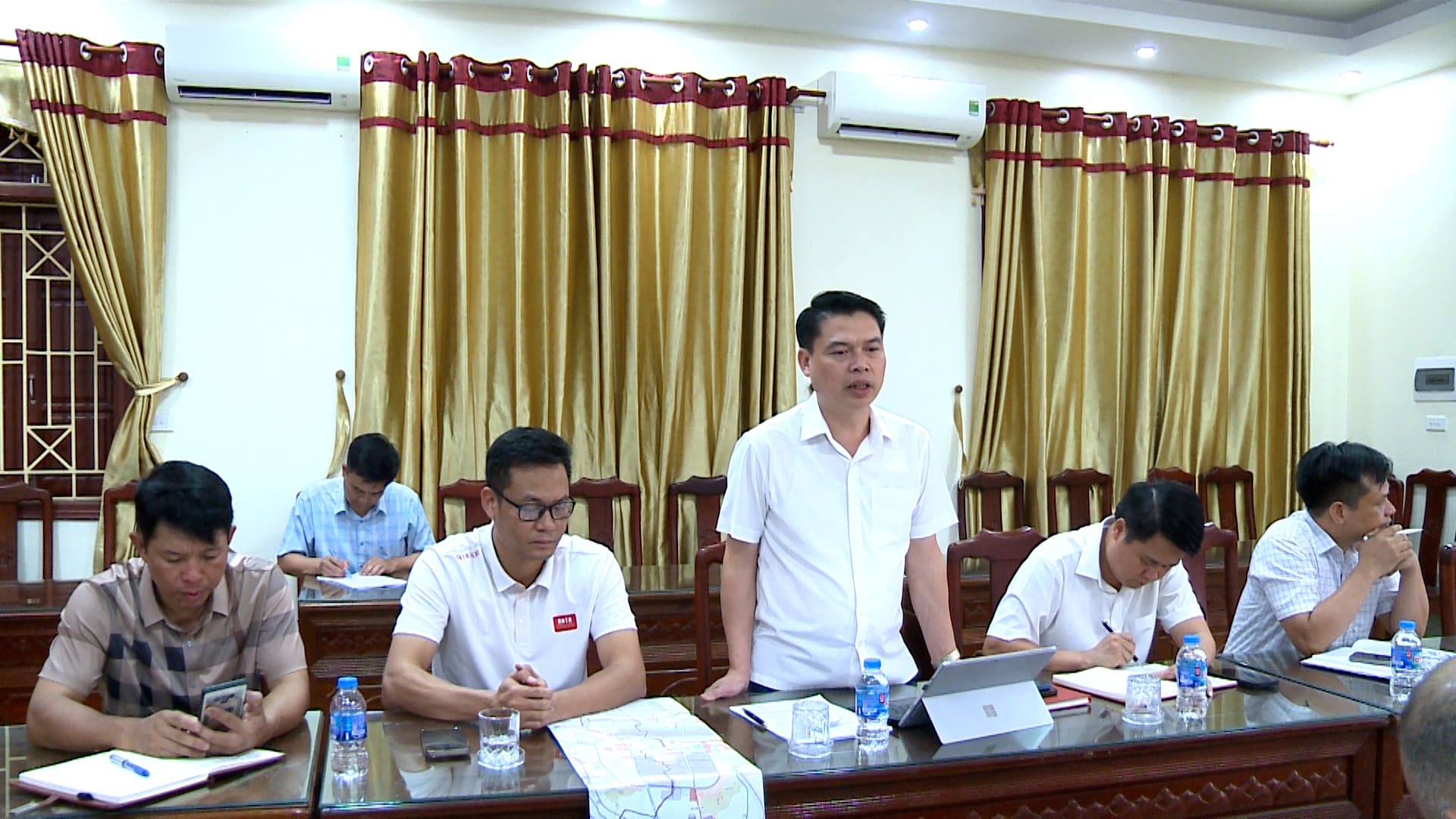 Đồng chí Nghiêm Văn Hách, Bí thư Đảng ủy, Chủ tịch Hội đồng Nhân dân xã chủ trì hội nghị lấy ý kiến góp ý Đồ án quy hoạch xã Tam Đa giai đoạn 2025- 2030, tầm nhìn đến năm 2050