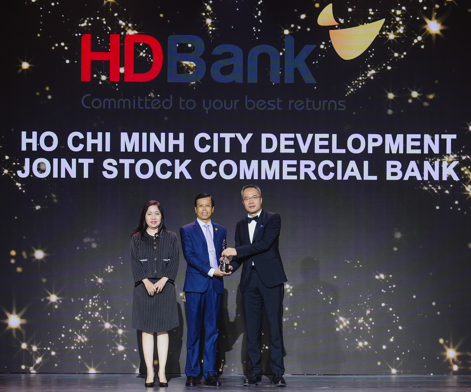 Ông Phạm Văn Đẩu- Giám đốc Tài chính kiêm Giám đốc Khối Nhân sự HDBank- đại diện HDBank- nhận danh hiệu "Nơi làm việc tốt nhất châu Á" 2025 dành cho HDBank Ông Phạm Văn Đẩu- Giám đốc Tài chính kiêm Giám đốc Khối Nhân sự HDBank- đại diện HDBank- nhận danh hiệu "Nơi làm việc tốt nhất châu Á" 2025 dành cho HDBank