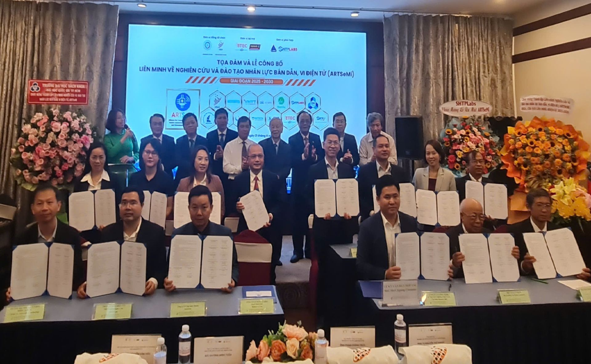 Các đơn vị đã ký kết thành lập Liên minh nghiên cứu và đào tạo nhân lực bán dẫn, điện tử giai đoạn 2025-2030 (ARTSeMi).