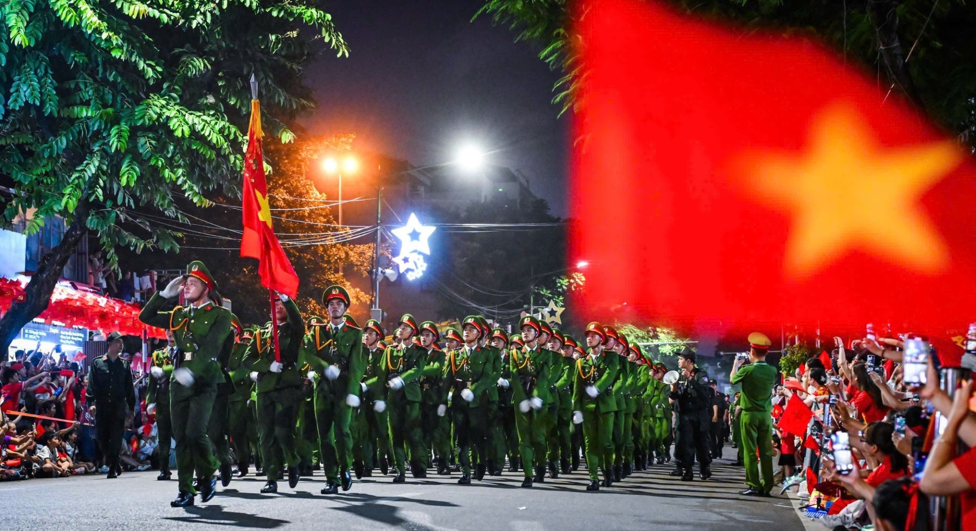 Khối sĩ quan Cảnh sát nhân dân với trang bị vũ khí hiện đại, bước đi hiên ngang.