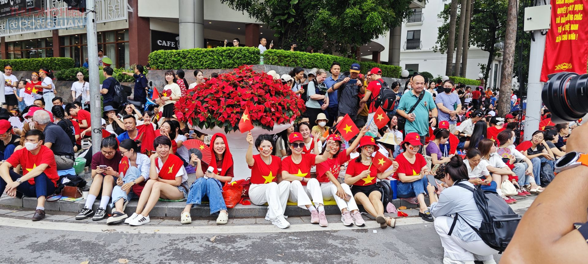 Nhân dân cầm cờ đỏ sao vàng đổ về quảng trường Ba Đình chờ xem hợp luyện đại lễ A80