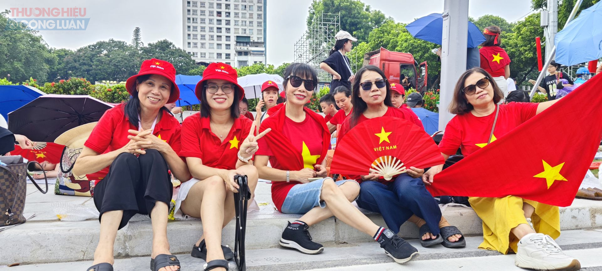 Chị Nga cùng bạn bè đến xem hợp luyện diễu binh, diễu hành.