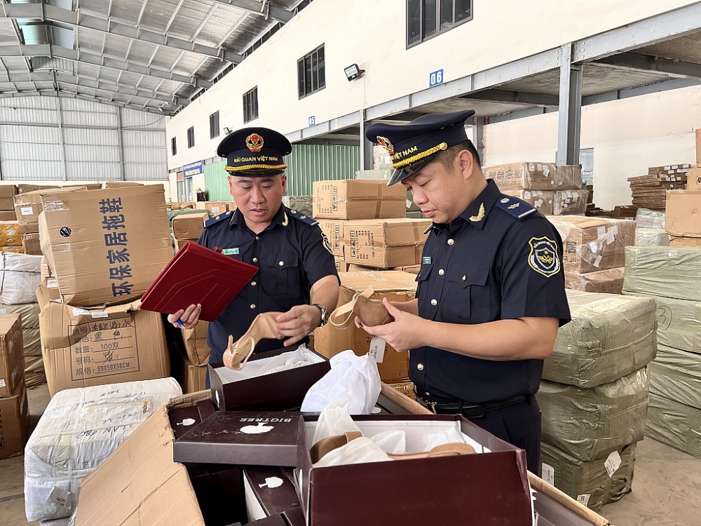 Công chức Hải quan kiểm tra xuất xứ hàng hóa.