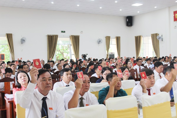 Các đại biểu biểu quyết tại Đại hội