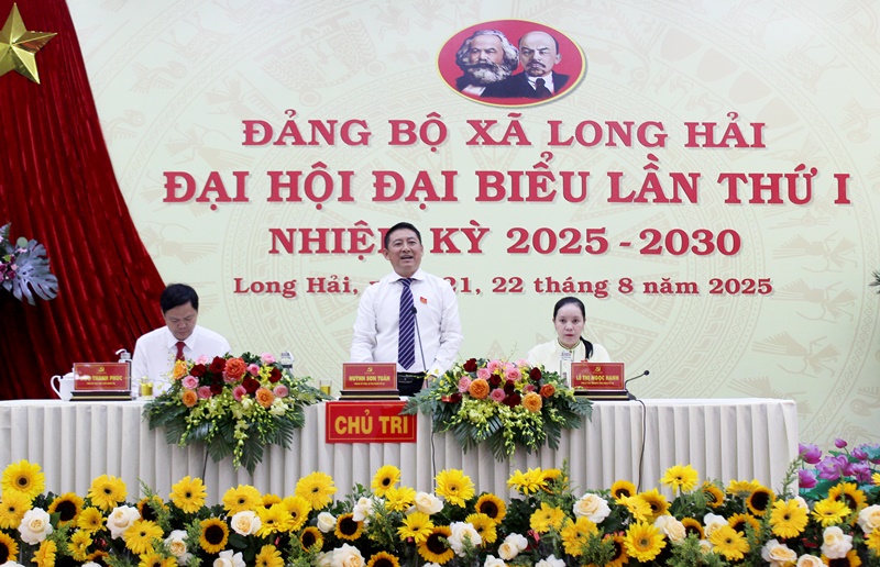 Đoàn chủ tịch Đại hội: Ông Huỳnh Sơn Tuấn, Bí thư Đảng ủy xã (giữa), bà Lê Thị Ngọc Hạnh, Phó bí thư Thường trực, ông Ngô Thanh Phúc (Phó Bí thư, Chủ tịch UBND xã Long Hải)