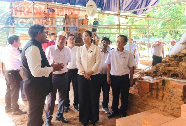 Trao đổi với các chuyên gia nước ngoài đang hỗ trợ các dự án trùng tu tại các nhóm tháp.