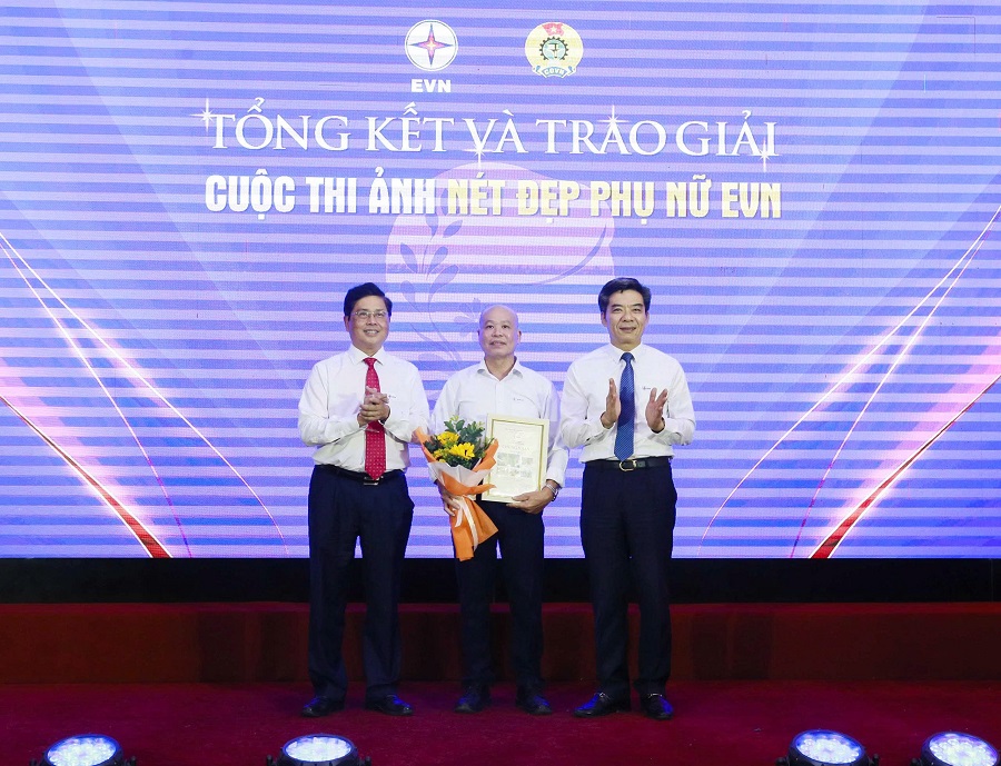 Phó Bí thư Đảng ủy EVN Nguyễn Hữu Tuấn và Phó Tổng giám đốc EVN Võ Quang Lâm trao Giải Nhất cuộc thi ảnh “Nét đẹp phụ nữ EVN” cho tác giả Nguyễn Mạnh Hùng đến từ Hà Nội Phó Bí thư Đảng ủy EVN Nguyễn Hữu Tuấn và Phó Tổng giám đốc EVN Võ Quang Lâm trao Giải Nhất cuộc thi ảnh “Nét đẹp phụ nữ EVN” cho tác giả Nguyễn Mạnh Hùng đến từ Hà Nội