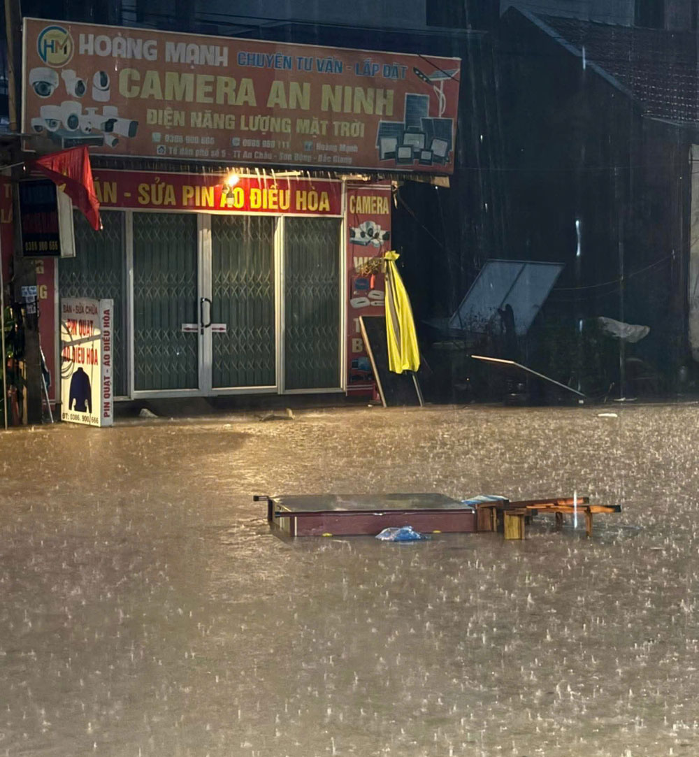 Nước ngập sâu tại trung tâm xã Sơn Động.