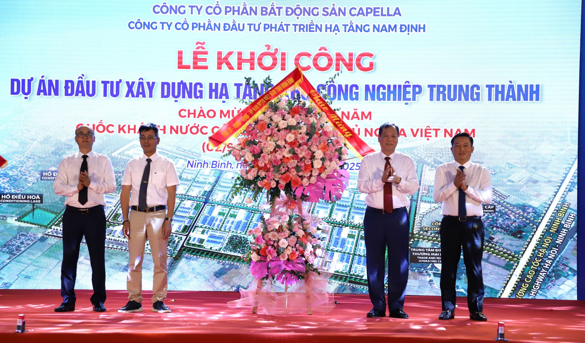 Lãnh đạo tỉnh Ninh Bình tặng hoa chúc mừng