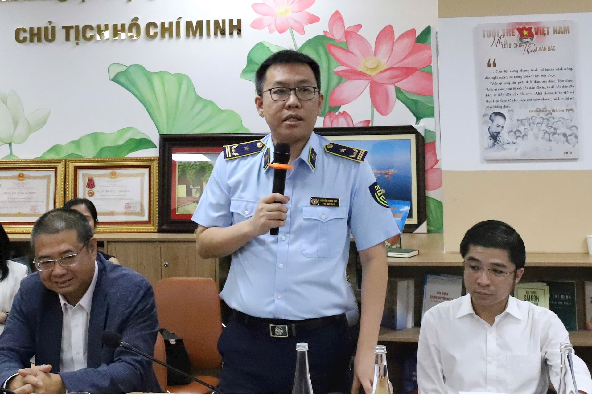 ông Nguyễn Quang Huy - Phó Chi cục trưởng Chi cục Quản lý thị trường thông tin tại buổi họp báo ông Nguyễn Quang Huy - Phó Chi cục trưởng Chi cục Quản lý thị trường thông tin tại buổi họp báo