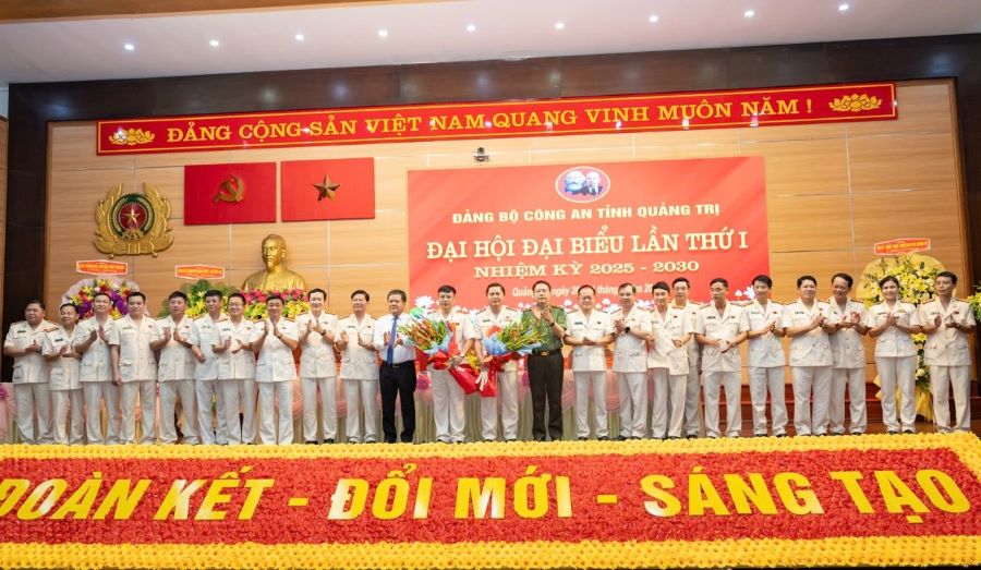 Lãnh đạo Tỉnh ủy, UBND tỉnh và Bộ Công an tặng hoa chúc mừng Ban Chấp hành Đảng bộ Công an tỉnh Quảng Trị nhiệm kỳ mới.