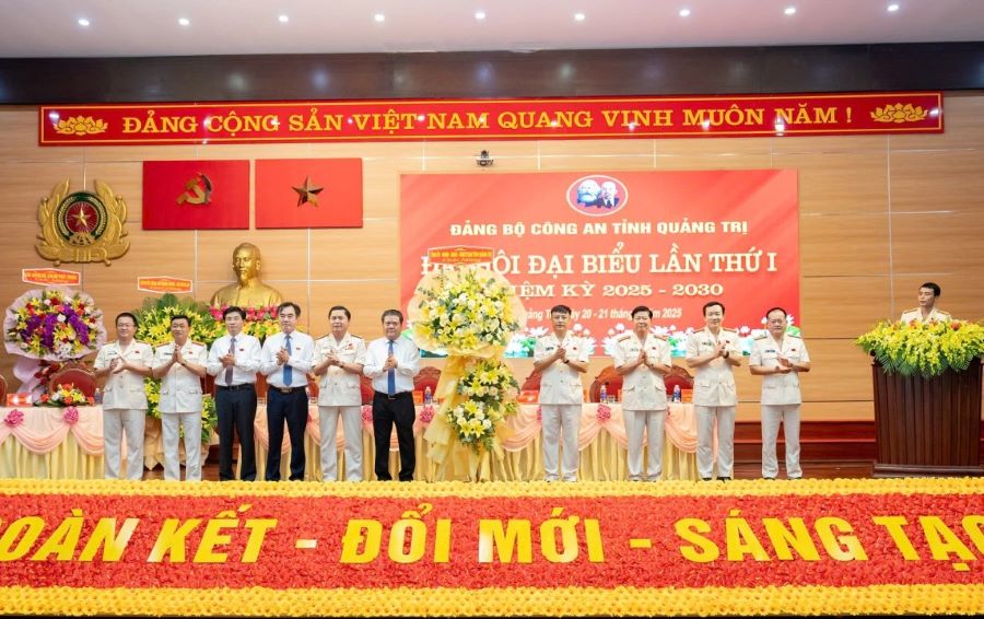 Lãnh đạo Tỉnh ủy, UBND tỉnh tặng hoa chúc mừng Ban Thường vụ Đảng ủy Công an tỉnh Quảng Trị khóa mới.