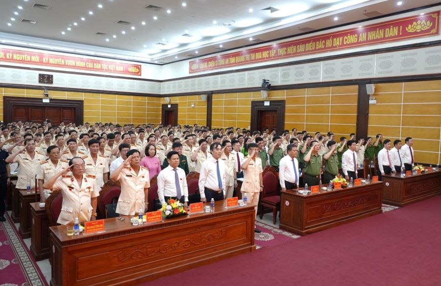 Các đại biểu tham dự Đại hội tiến hành nghi thức chào cờ.