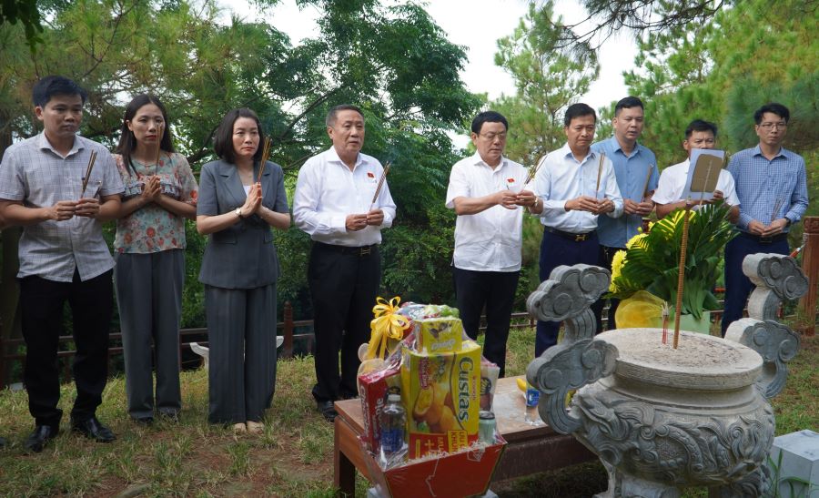 Các đại biểu Đoàn ĐBQH tỉnh Quảng Trị dâng hương, hoa viếng mộ Đại tướng Võ Nguyên Giáp.