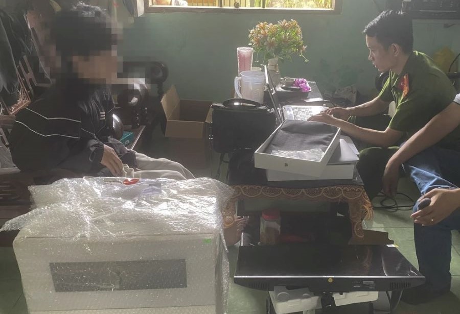 Làm giả hơn 300 hóa đơn chuyển tiền để lừa đảo online