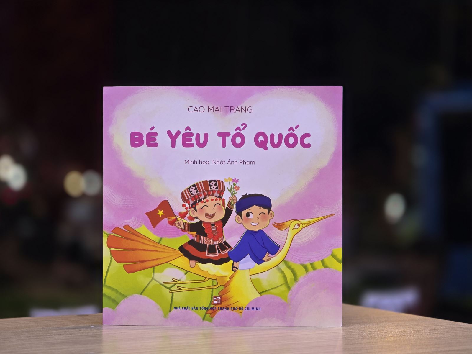 Bìa tập thơ "Bé yêu Tổ quốc". Bìa tập thơ "Bé yêu Tổ quốc".