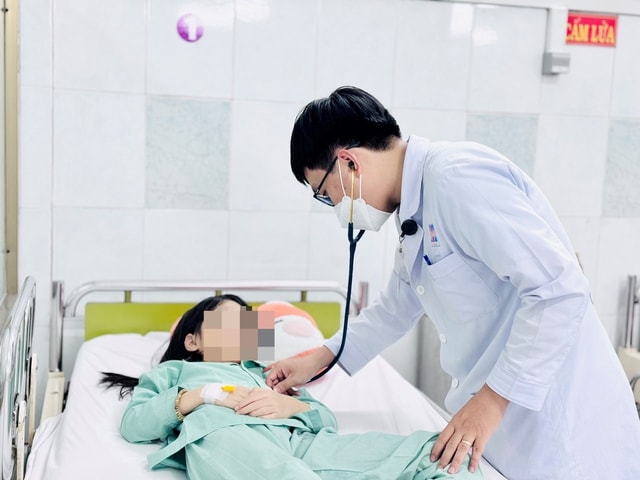 Điều trị cho em nhỏ dương tính với cần sa sau khi ăn kẹo không rõ nguồn gốc tại Bệnh viện Nguyễn Tri Phương