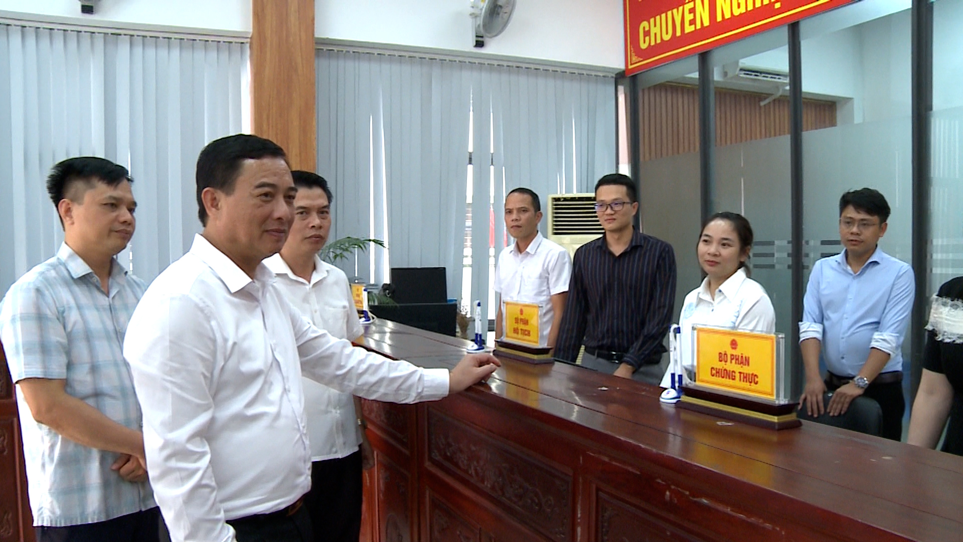 Đồng chí Vũ Trí Hải cùng lãnh đạo xã đến kiểm tra hoạt động của Trung tâm Phục vụ hành chính công xã Tam Đa