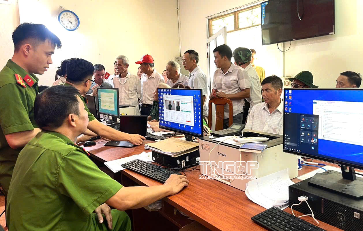 Đảng viên xã Vô Tranh đến làm thủ tục đổi thẻ đảng viên (Ảnh: thainguyen.gov.vn)