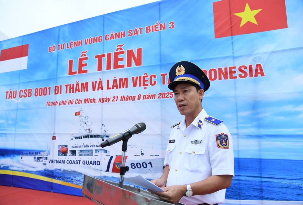 Thiếu tướng Ngô Bình Minh, Tư lệnh Vùng CSB 3 phát biểu tại Lễ tiễn Tàu 8001 lên đường thục hiện nhiệm vụ tại Indonesia