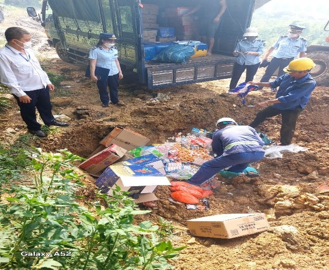 Lực lượng QLTT tỉnh Lào Cai xử lý nhiều vụ kinh doanh thực phẩm không rõ xuất xứ, đe dọa an toàn sức khỏe người tiêu dùng