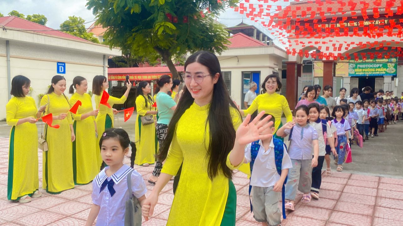 Các cô giáo trường Tiểu học Đông phong tưng bừng đón học sinh lớp 1 năm học 2025-2026