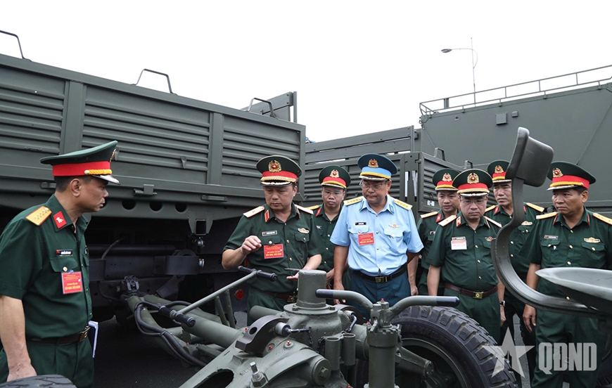 Thiếu tướng Phùng Ngọc Sơn cùng đoàn công tác kiểm tra công tác bảo đảm kỹ thuật dàn xe, pháo quân sự tại trường đua F1.